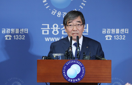 윤석헌 금융감독원장이 17일 금융기관 내부통제 제도 혁신방안 방표에 앞서 태스크포스(TF) 관계자를 소개하고 있다.  연합뉴스